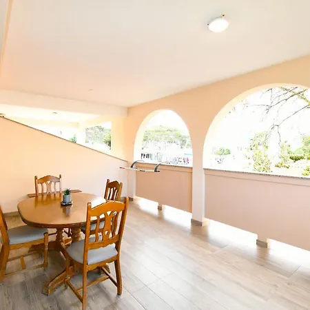And Lidija Πανσιόν Lopar