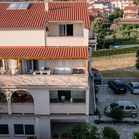 ゲストハウス Sandy Paradiese ロパール