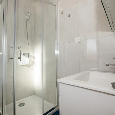 Πανσιόν And Lidija