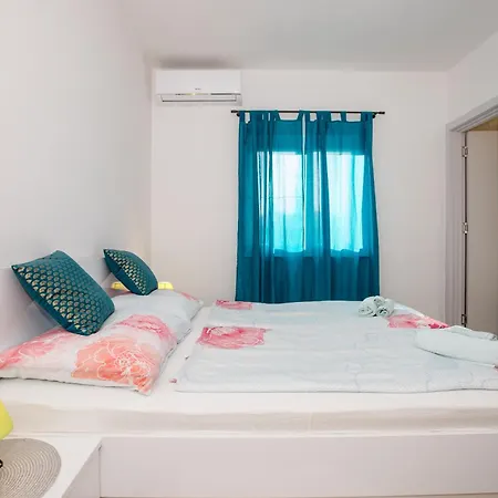 And Lidija Πανσιόν 3*